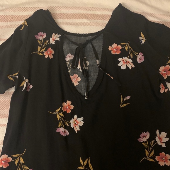 flower patterned short sleeve - Picture 2 of 2